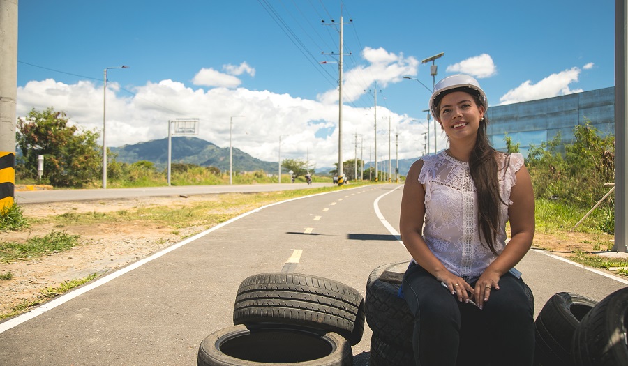 Plano medio de emprendedora Unibagué que trabaja con las llantas para darle nuevo uso 