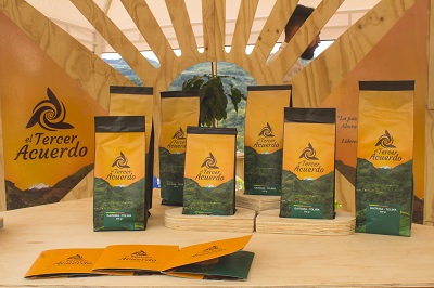 Plano medio de bolsas de café empacado, sellado y con logotipo y marca feria de emprendimiento Unibagué