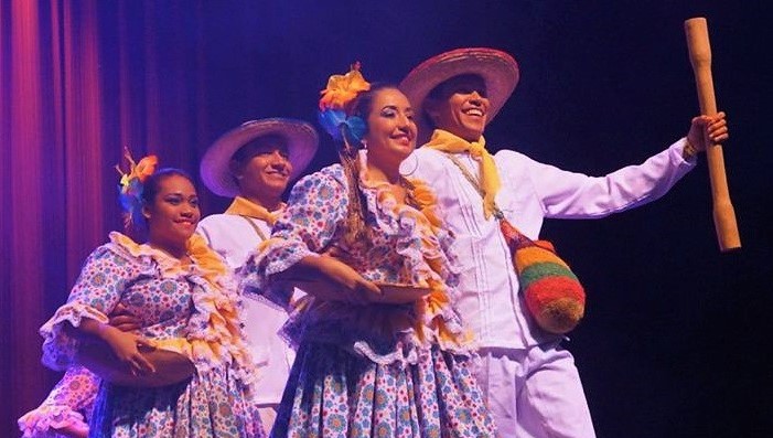 Imagen Industrias Culturales personas con trajes típicos  