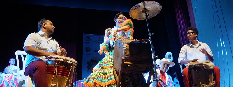 Imagen Karoll Caballero - teatro Tolima interpretando la tambora