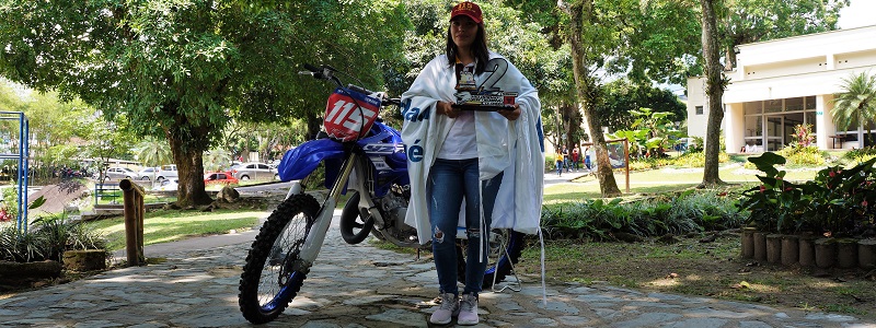 María Paula Izquierdo, estudiante de Psicología, obtuvo el 2do. lugar en la primera válida del Campeonato Nacional de Motovelocidad en Arena, en Honda.
