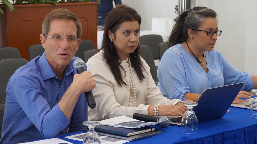Plano medio de Consejero y Vicerrectora Diana Velasco en Unibagué